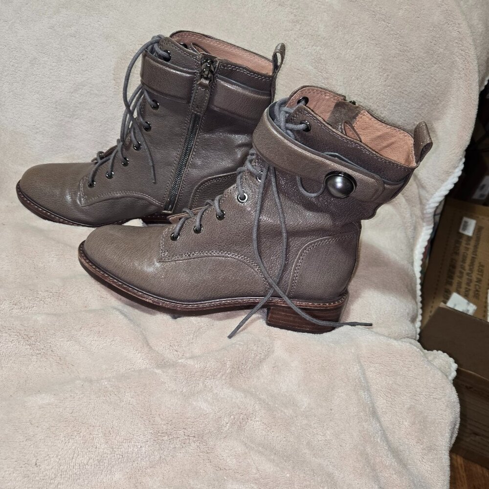 Like New Leather Gray Low Heel Combat Style Louise et Cie SZ 6